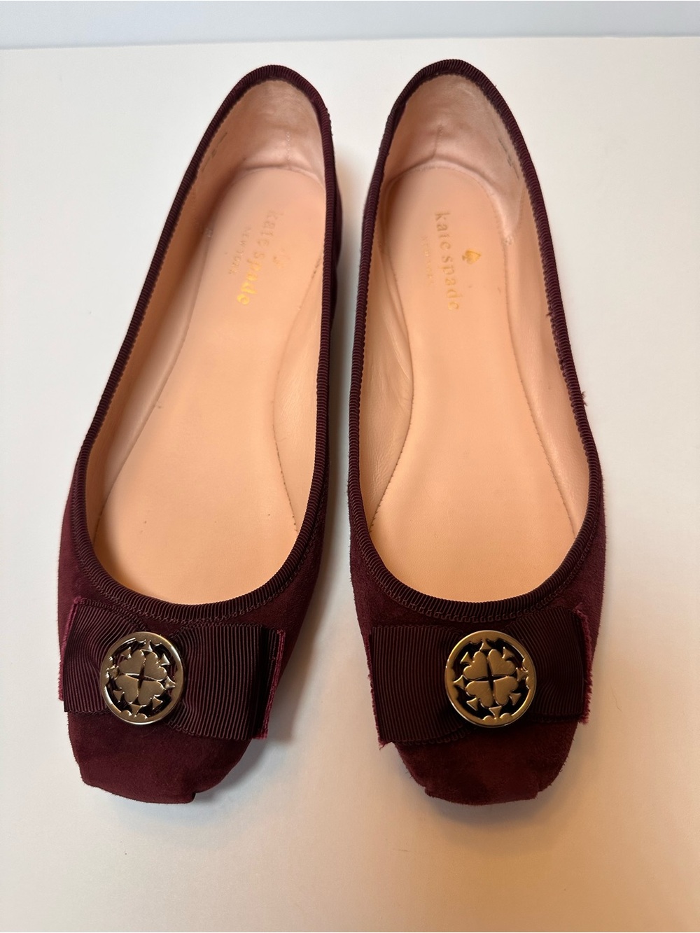 Kate Spade Burgundy Velvet Bow Medallion Ballet Flats Size 8M - Picture 2 of 10